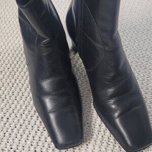 Naturalizer Black Short Side Zip Booties size 7W